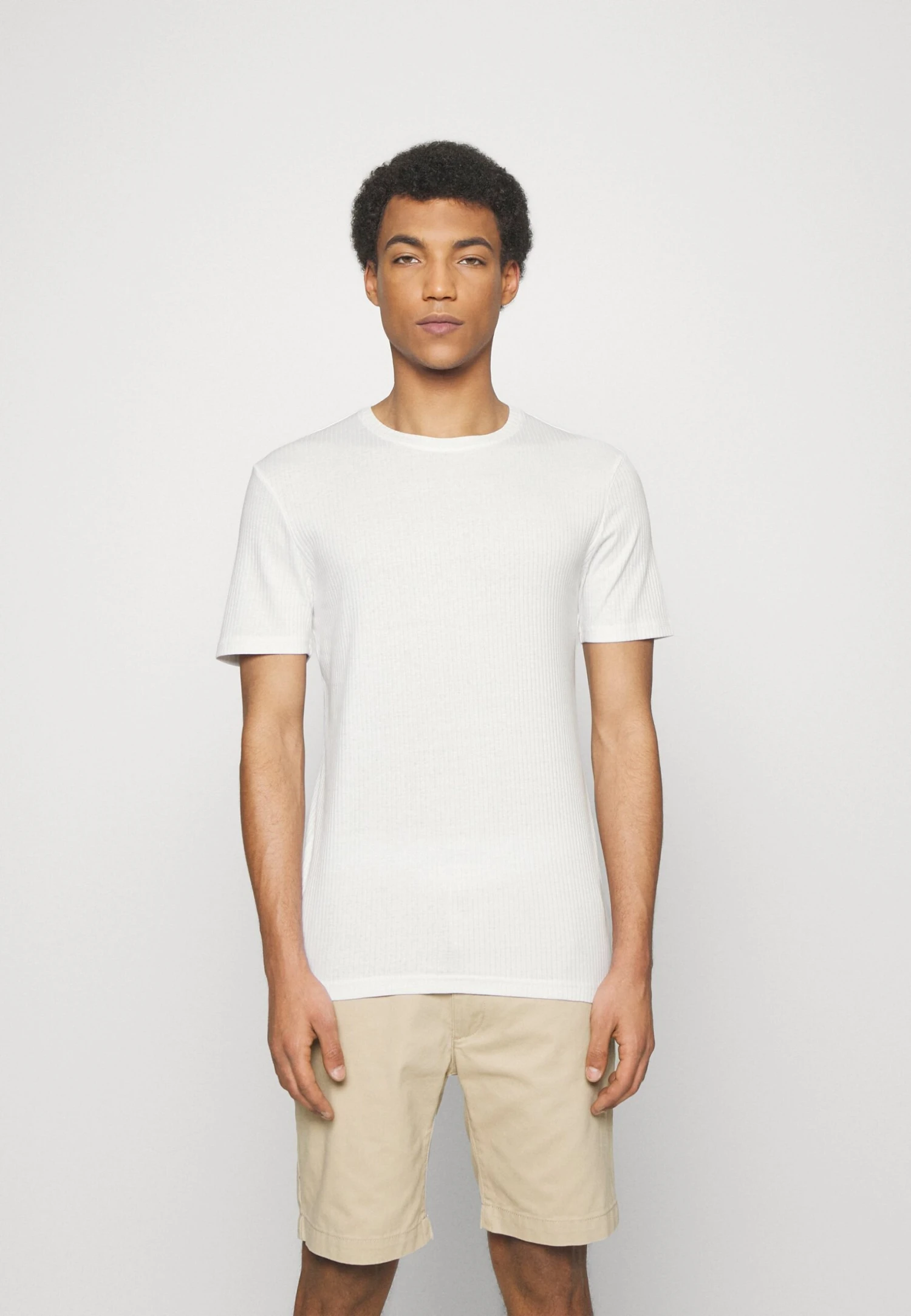 Pier One Slim Fit Ribbed T-Shirt 2 Pack - T-Shirt Basic - White/Black 4 Pier One Slim Fit Ribbed T-Shirt 2 Pack - T-Shirt Basic - White/Black - Afbeelding 2